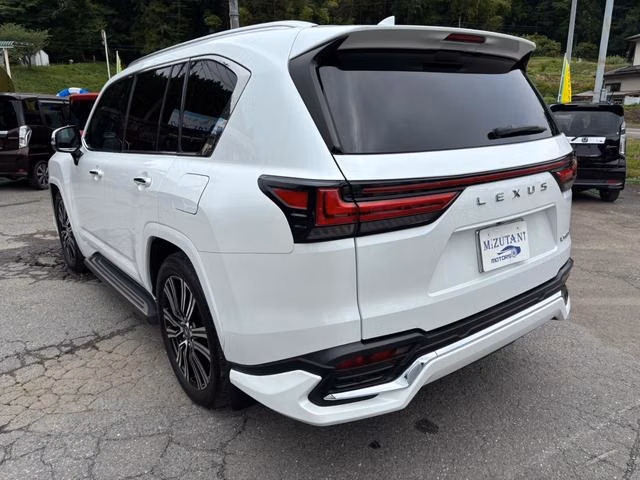 LEXUS LX600