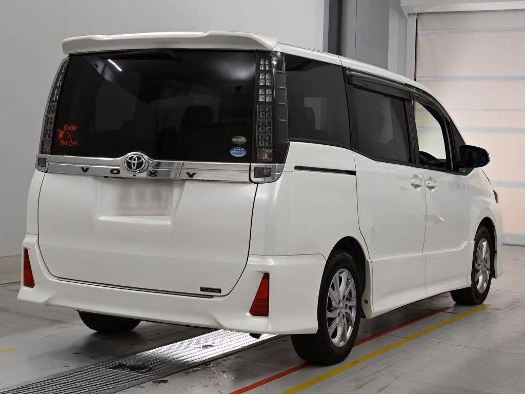 TOYOTA VOXY