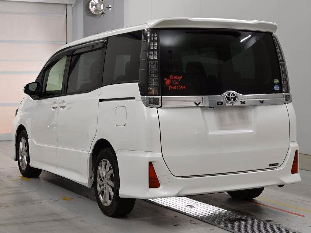 TOYOTA VOXY