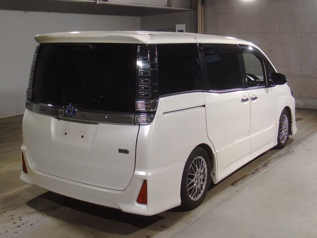 TOYOTA VOXY