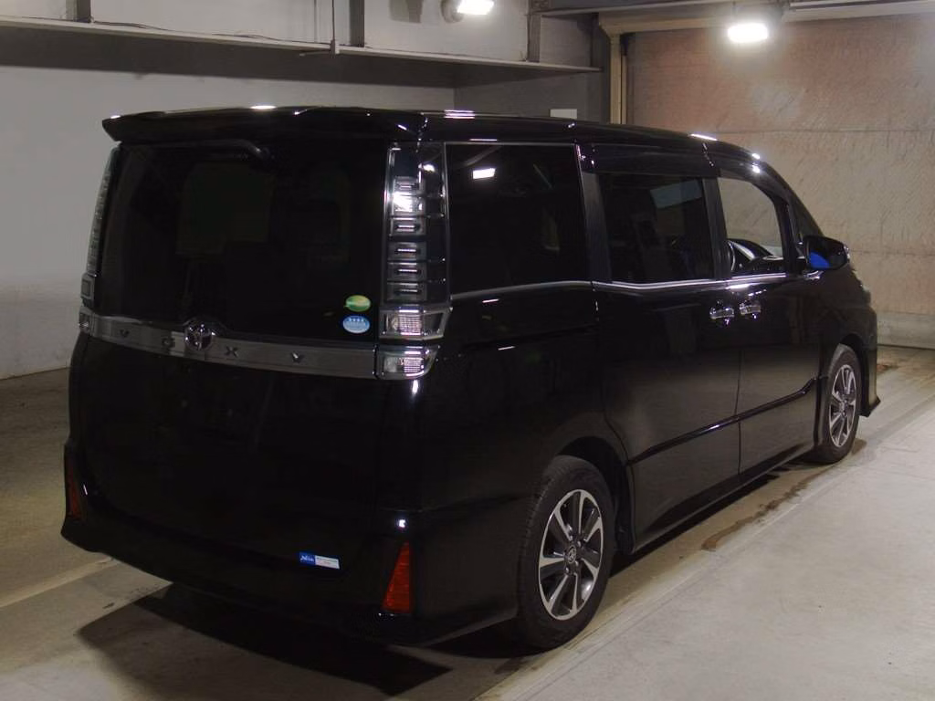 TOYOTA VOXY
