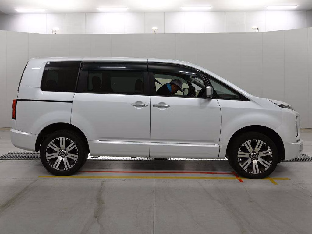 MITSUBISHI DELICA D:5