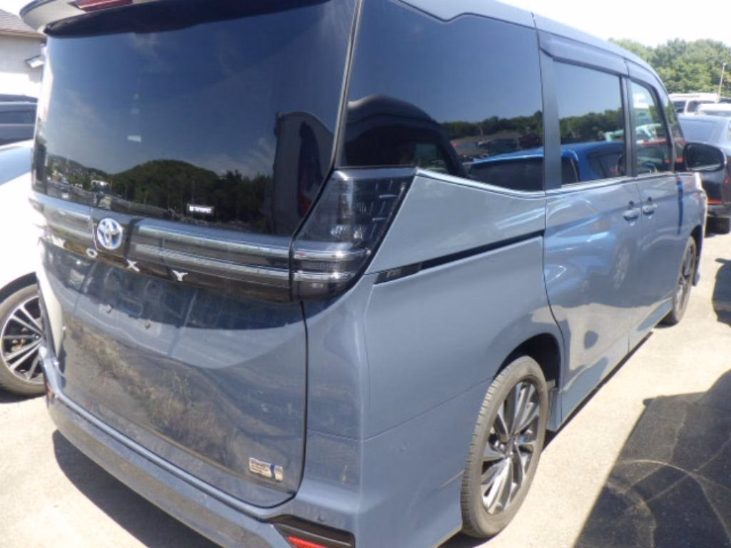 TOYOTA VOXY