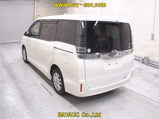 TOYOTA VOXY