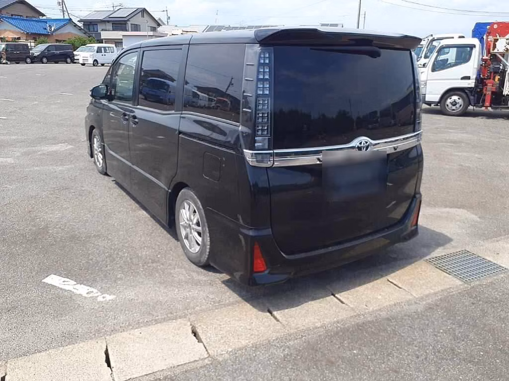 TOYOTA VOXY