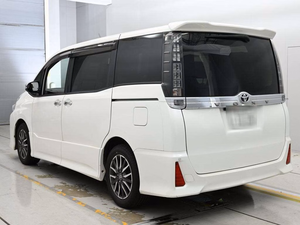 TOYOTA VOXY