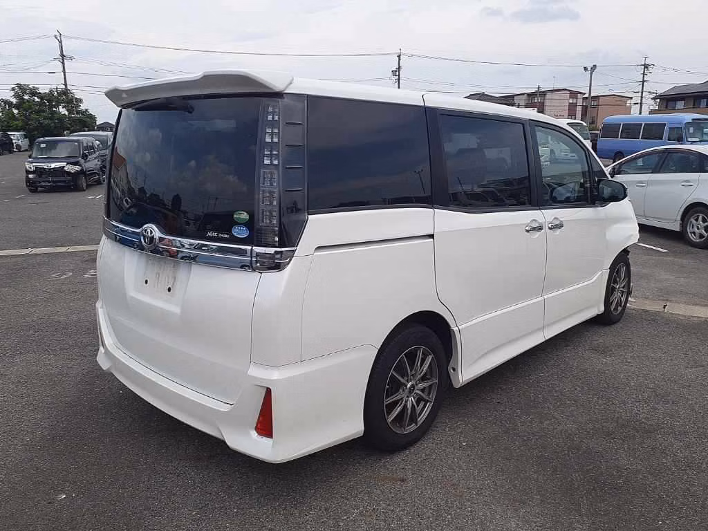 TOYOTA VOXY