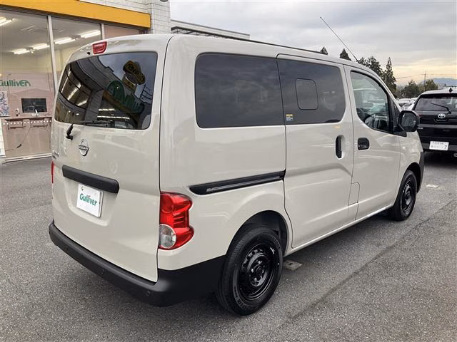 NISSAN NV200