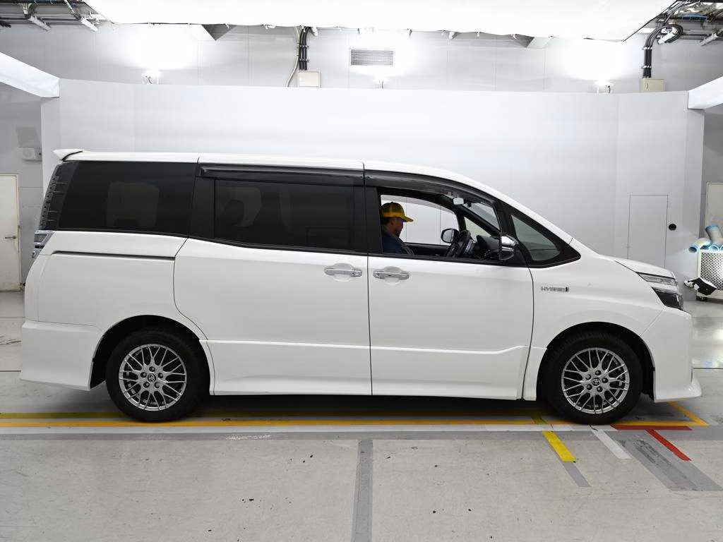 TOYOTA VOXY