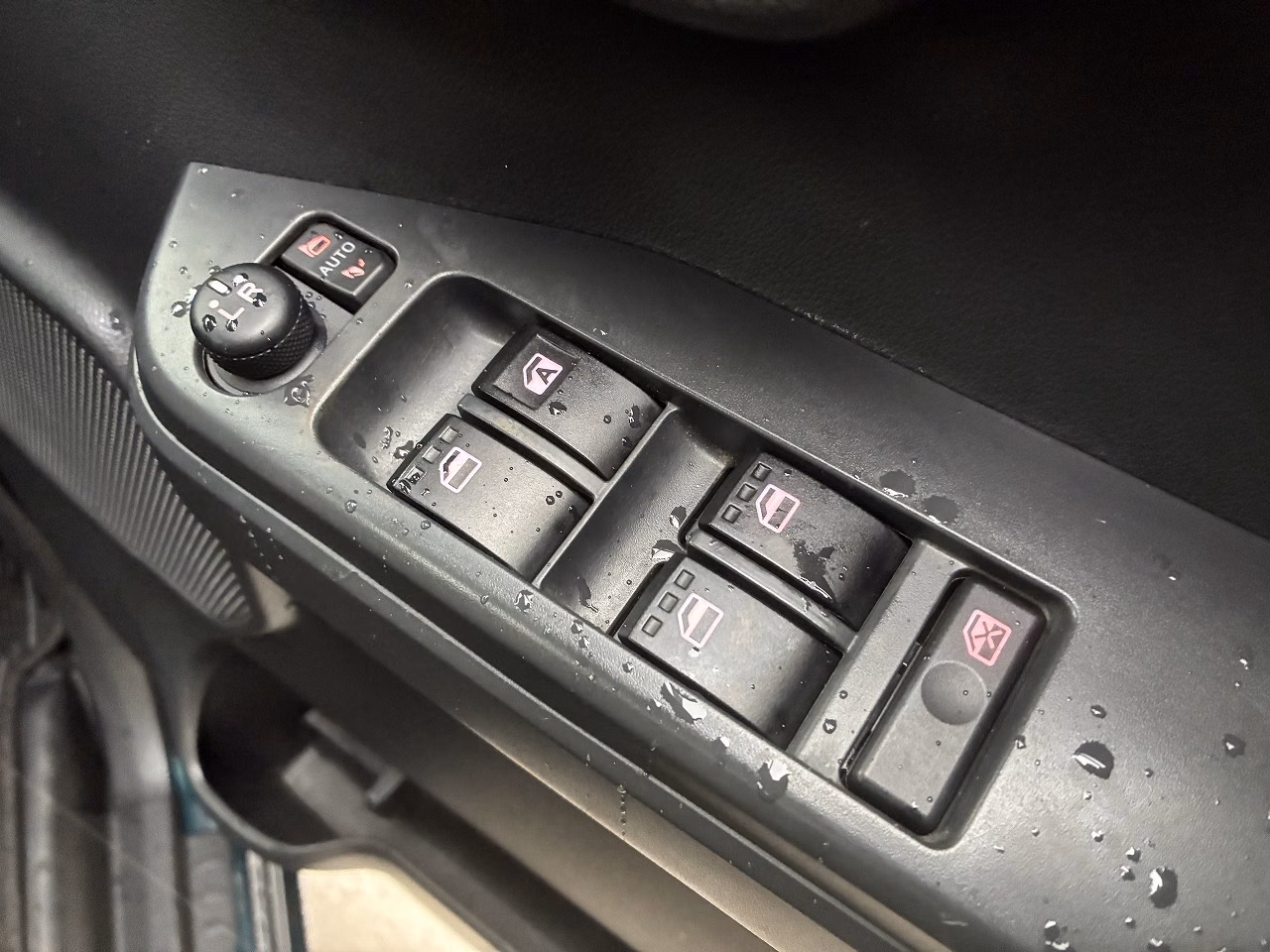DAIHATSU WAKE