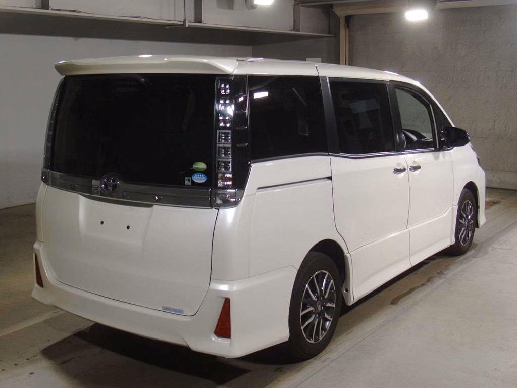TOYOTA VOXY