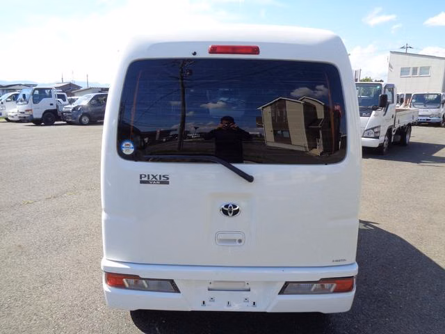 TOYOTA PIXIS VAN