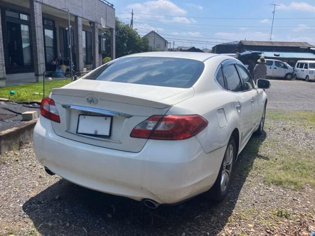 NISSAN FUGA