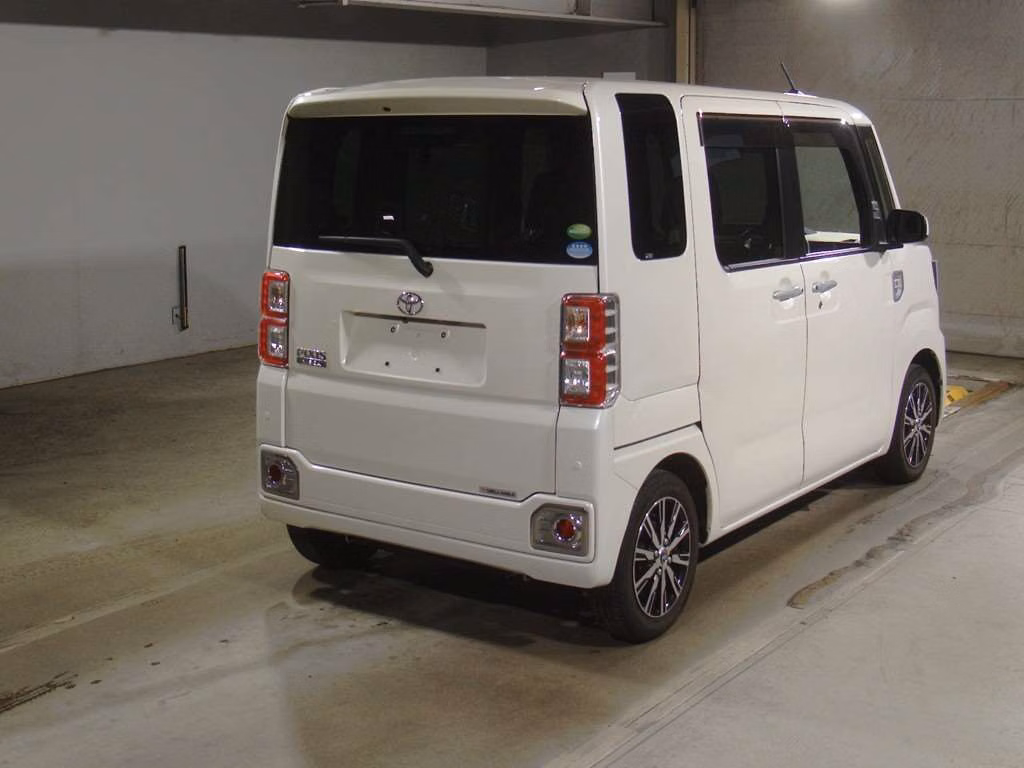 TOYOTA PIXIS MEGA