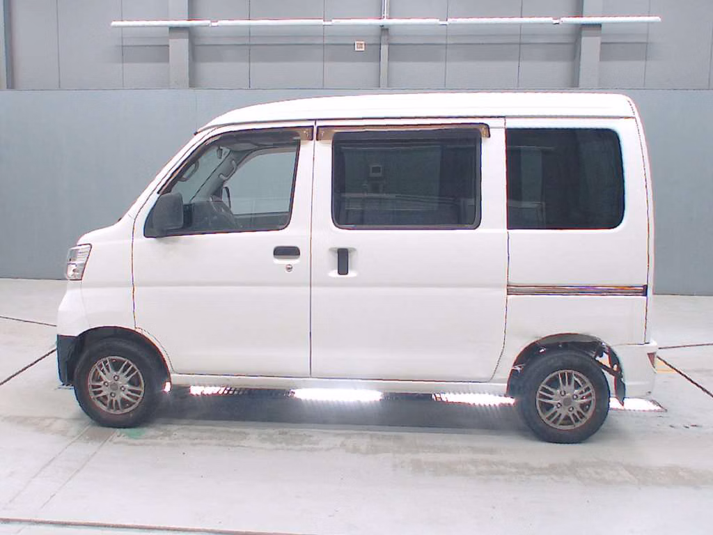 TOYOTA PIXIS VAN