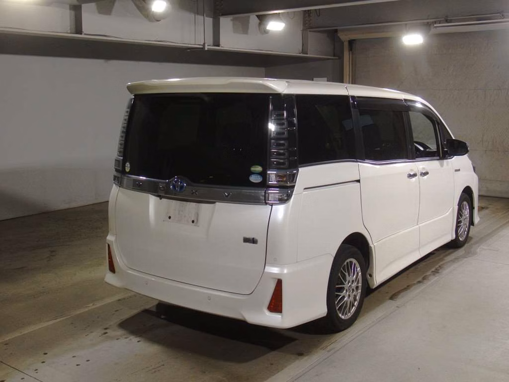 TOYOTA VOXY