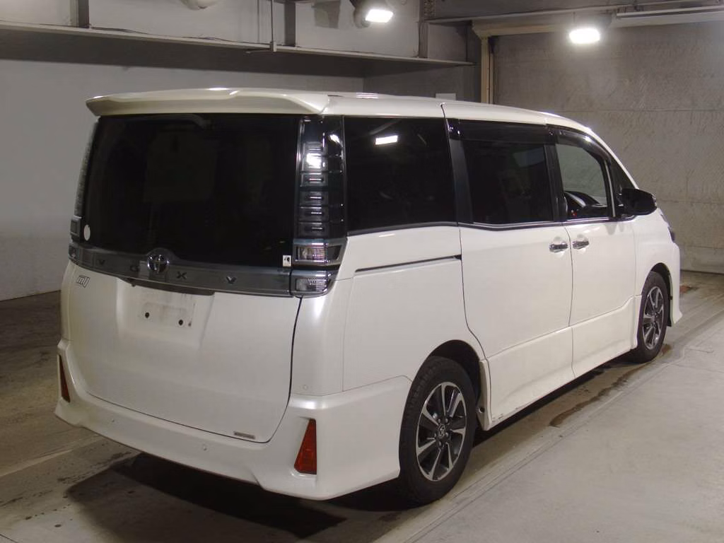 TOYOTA VOXY