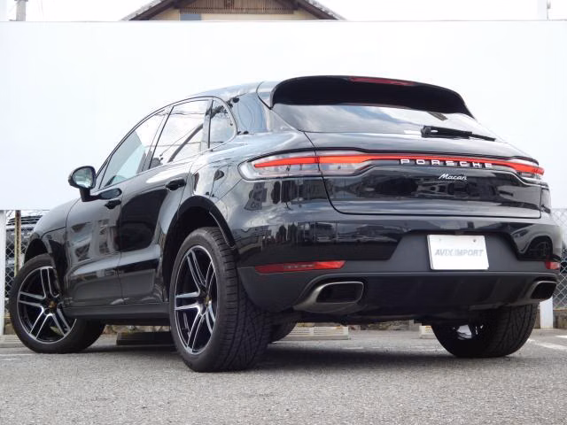 PORSCHE MACAN