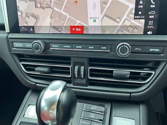 PORSCHE MACAN