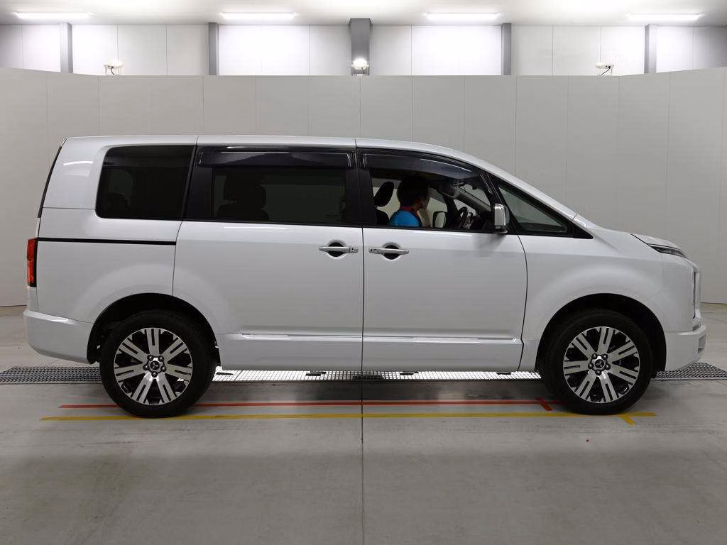 MITSUBISHI DELICA D:5
