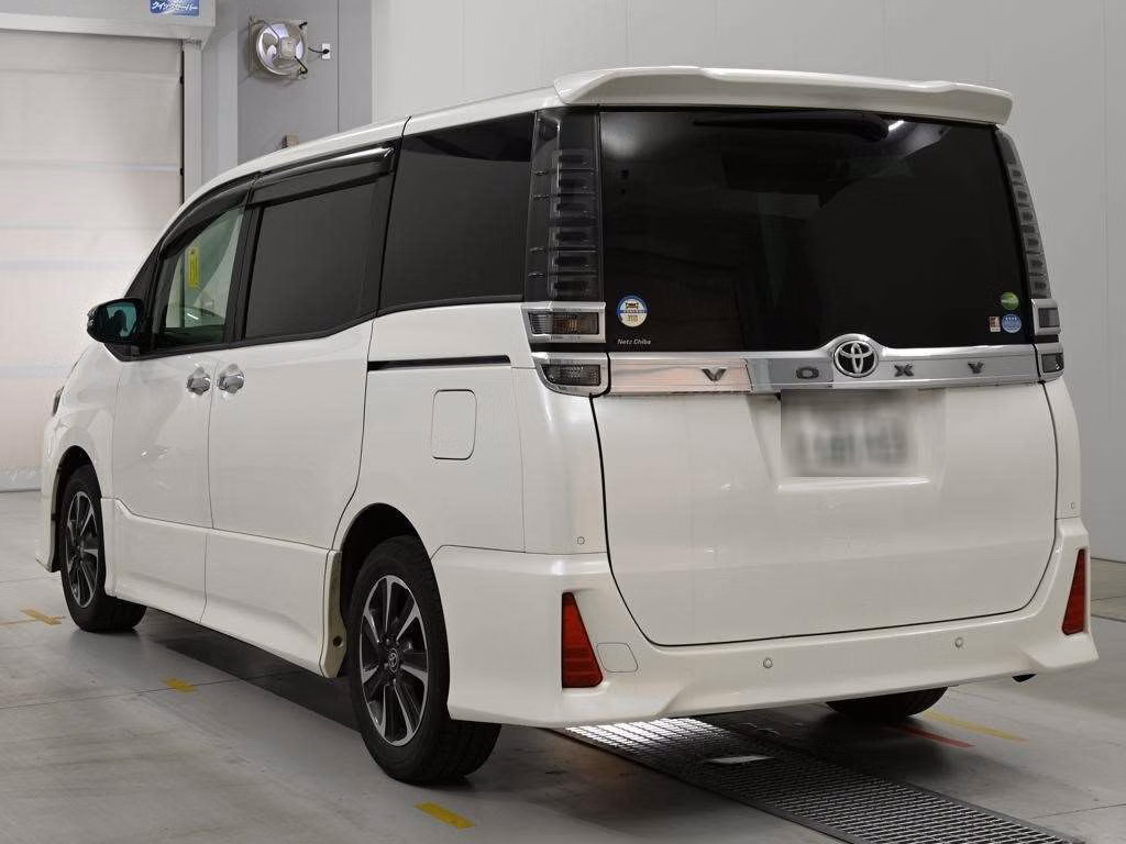 TOYOTA VOXY