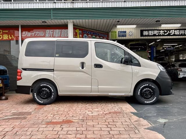 NISSAN NV200