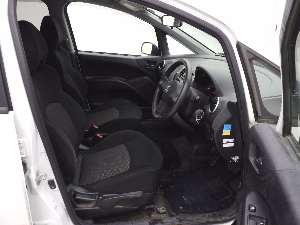 MITSUBISHI COLT