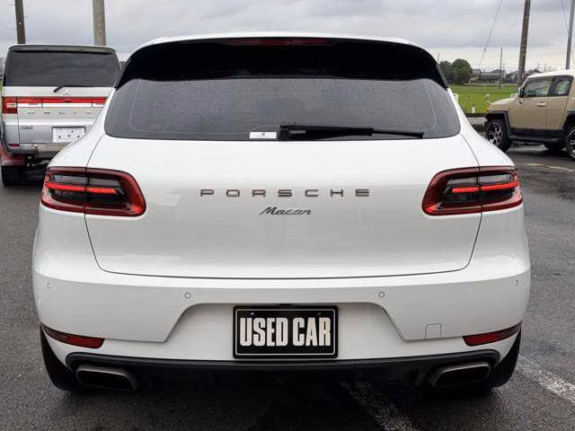 PORSCHE MACAN