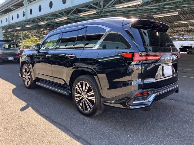 LEXUS LX600
