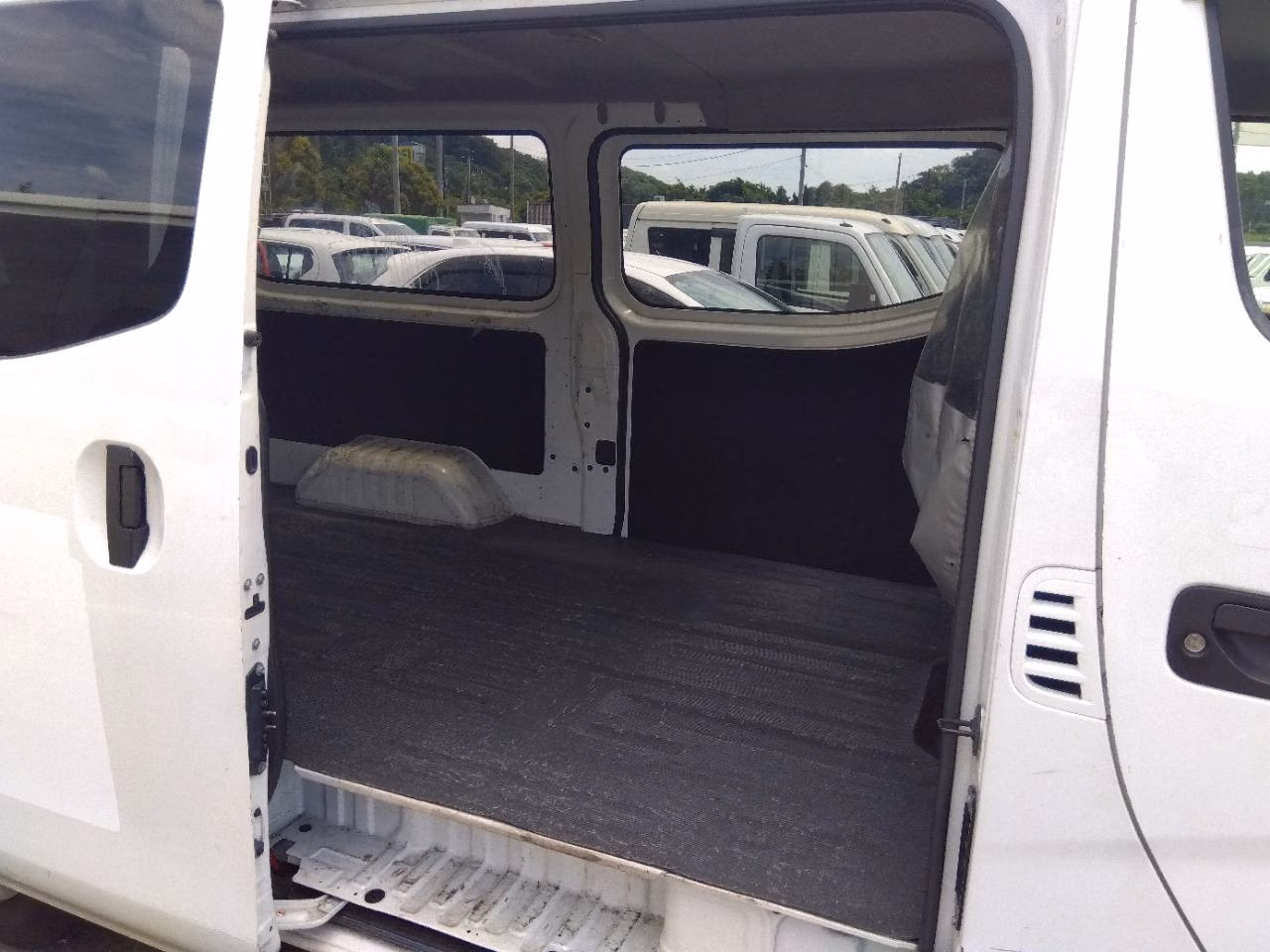 NISSAN NV350 CARAVAN
