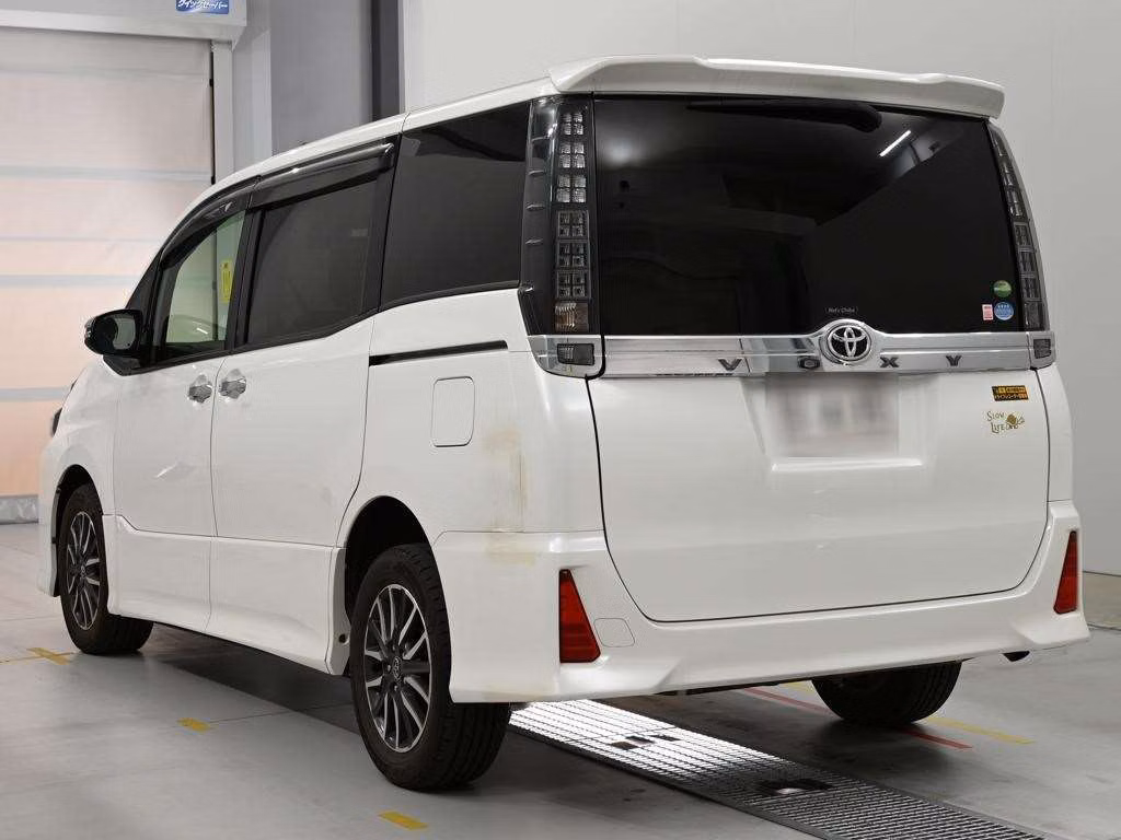 TOYOTA VOXY
