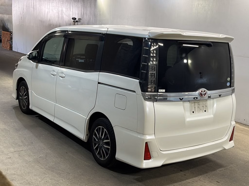 TOYOTA VOXY
