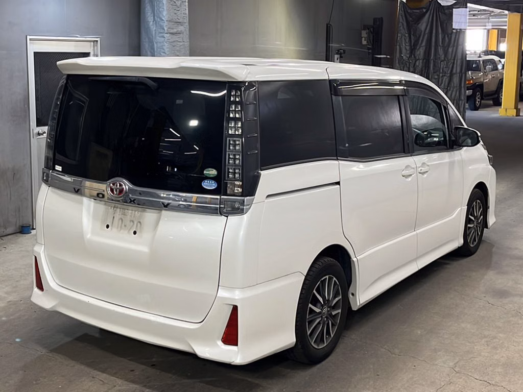 TOYOTA VOXY