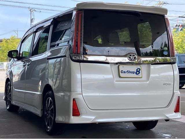 TOYOTA NOAH