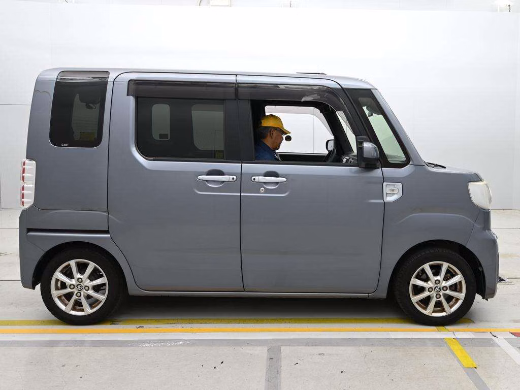 TOYOTA PIXIS MEGA
