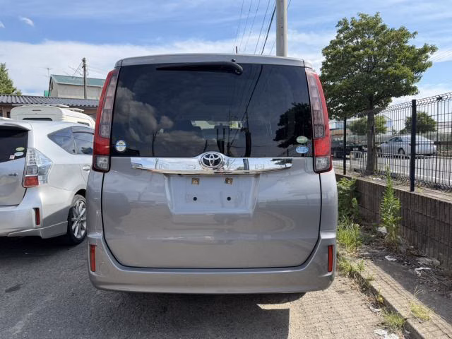 TOYOTA NOAH