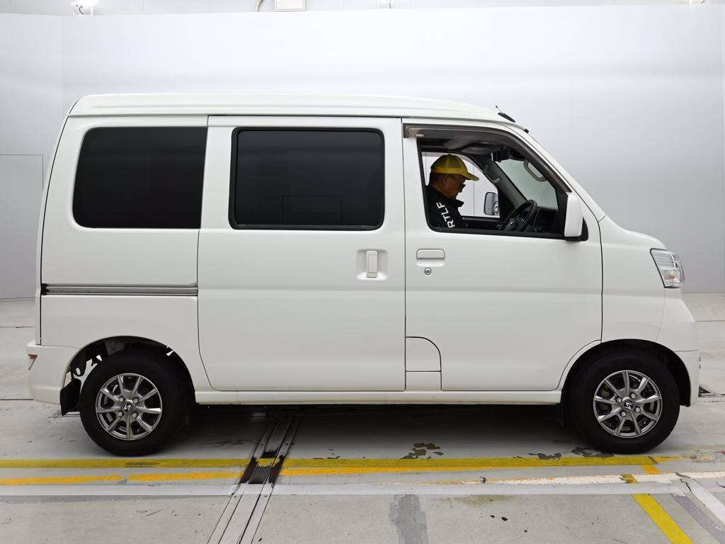 TOYOTA PIXIS VAN