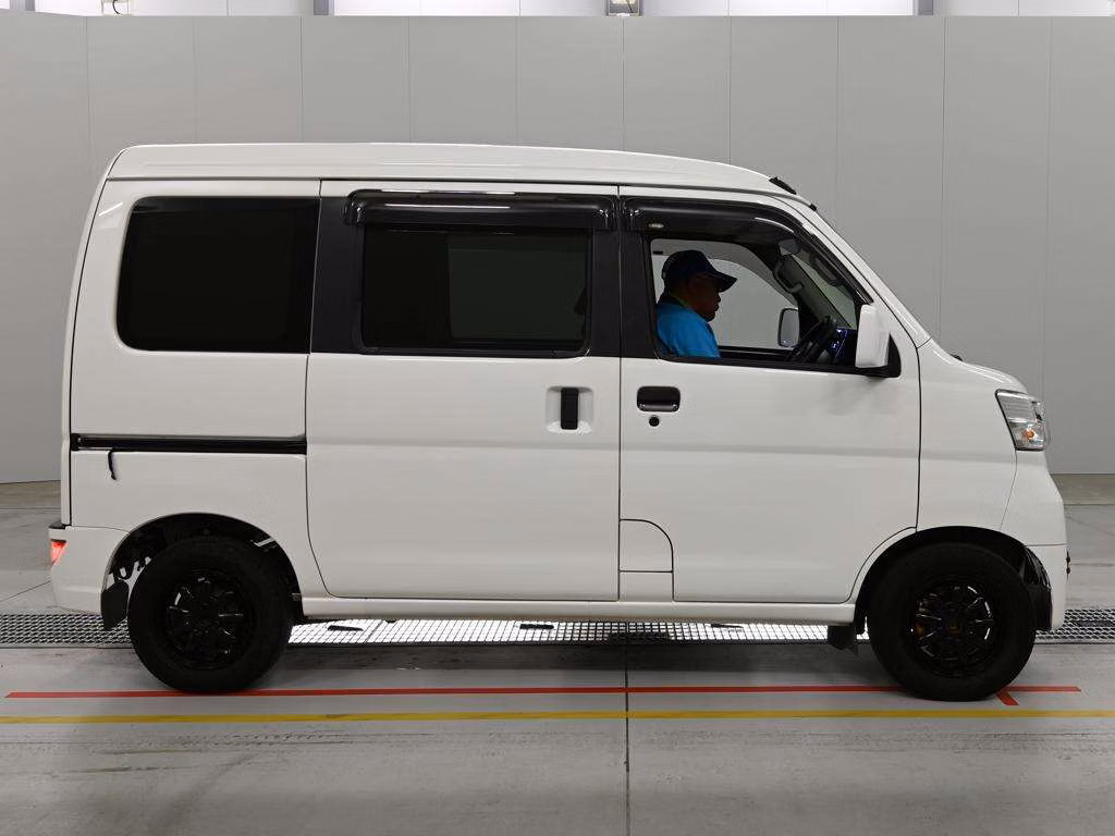 TOYOTA PIXIS VAN