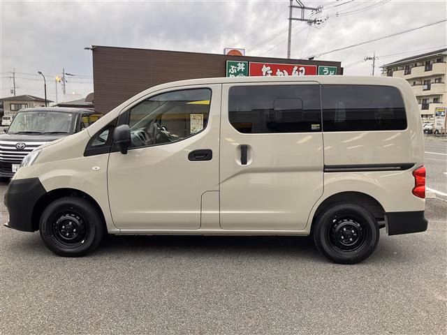 NISSAN NV200