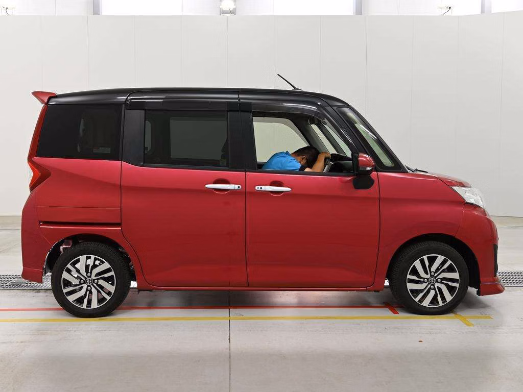 TOYOTA ROOMY