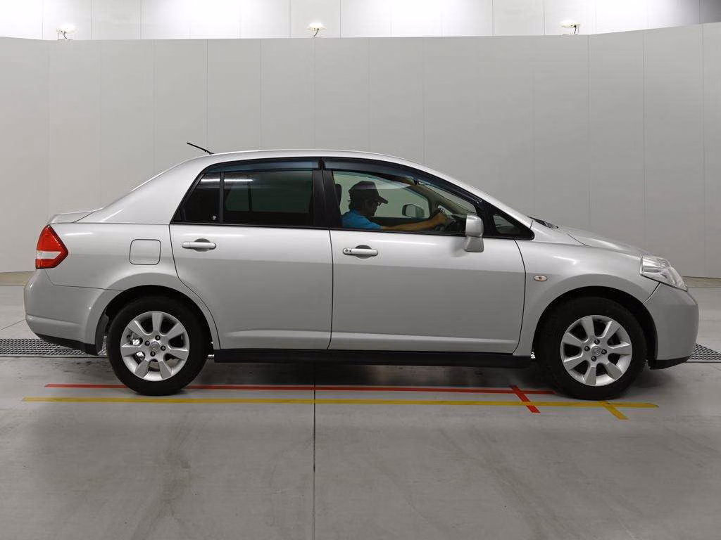 NISSAN TIIDA LATIO