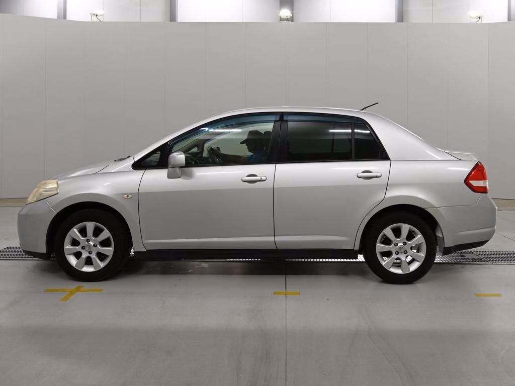 NISSAN TIIDA LATIO