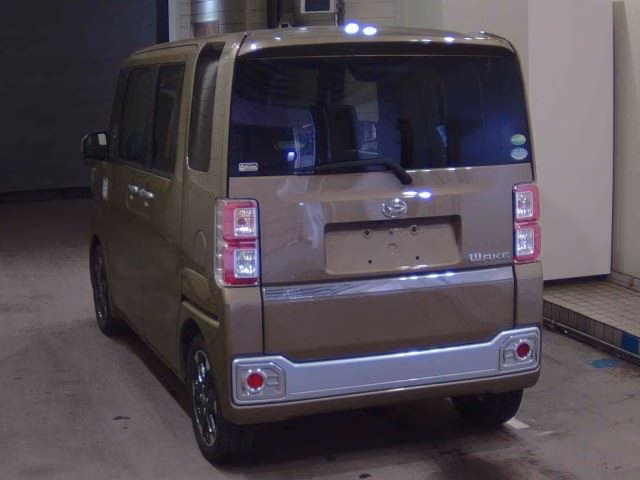 DAIHATSU WAKE