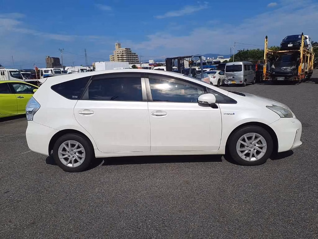 TOYOTA PRIUS ALPHA