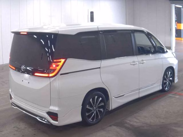 TOYOTA NOAH