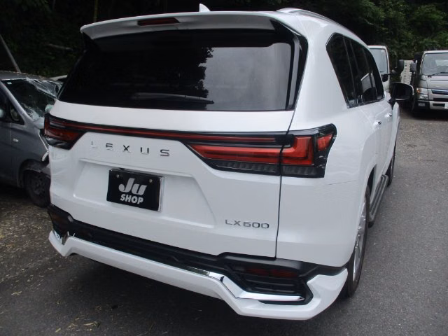 LEXUS LX600