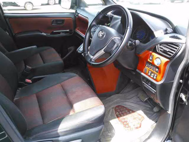 TOYOTA VOXY