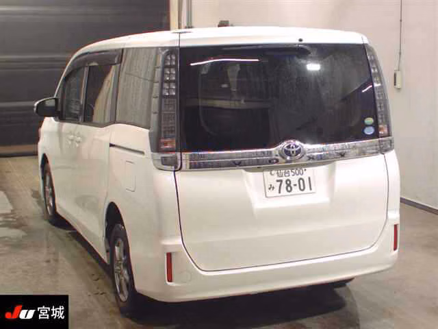 TOYOTA VOXY