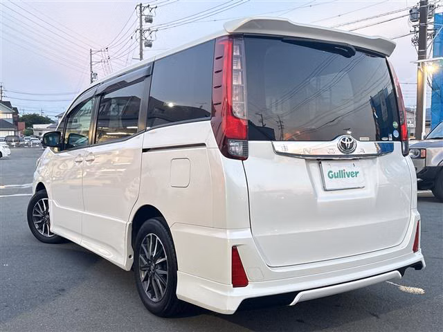 TOYOTA NOAH
