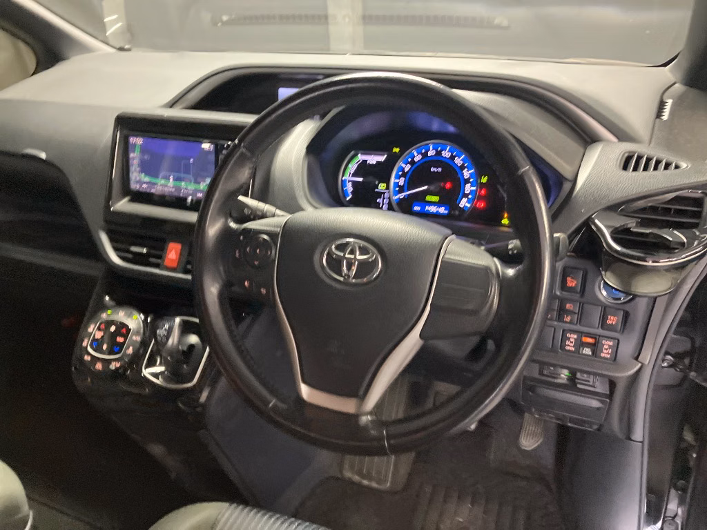 TOYOTA VOXY